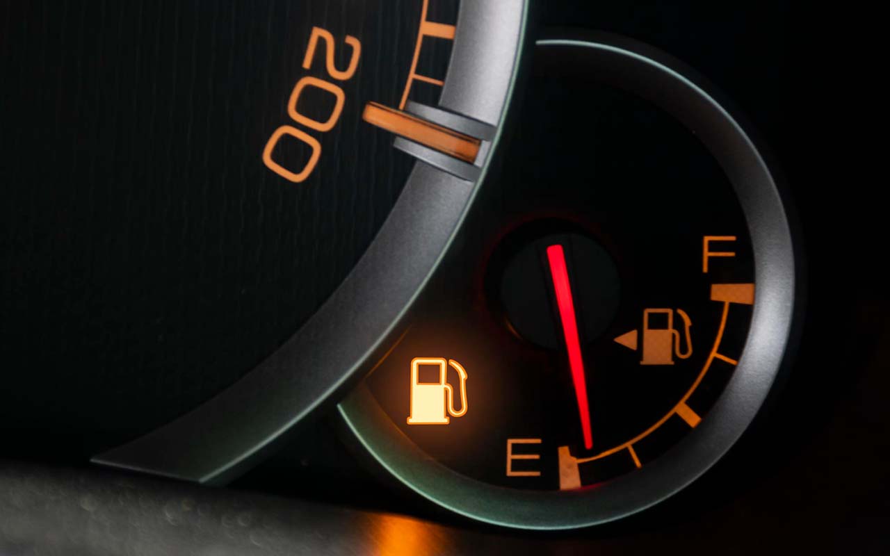 painel a indicar carro na reserva