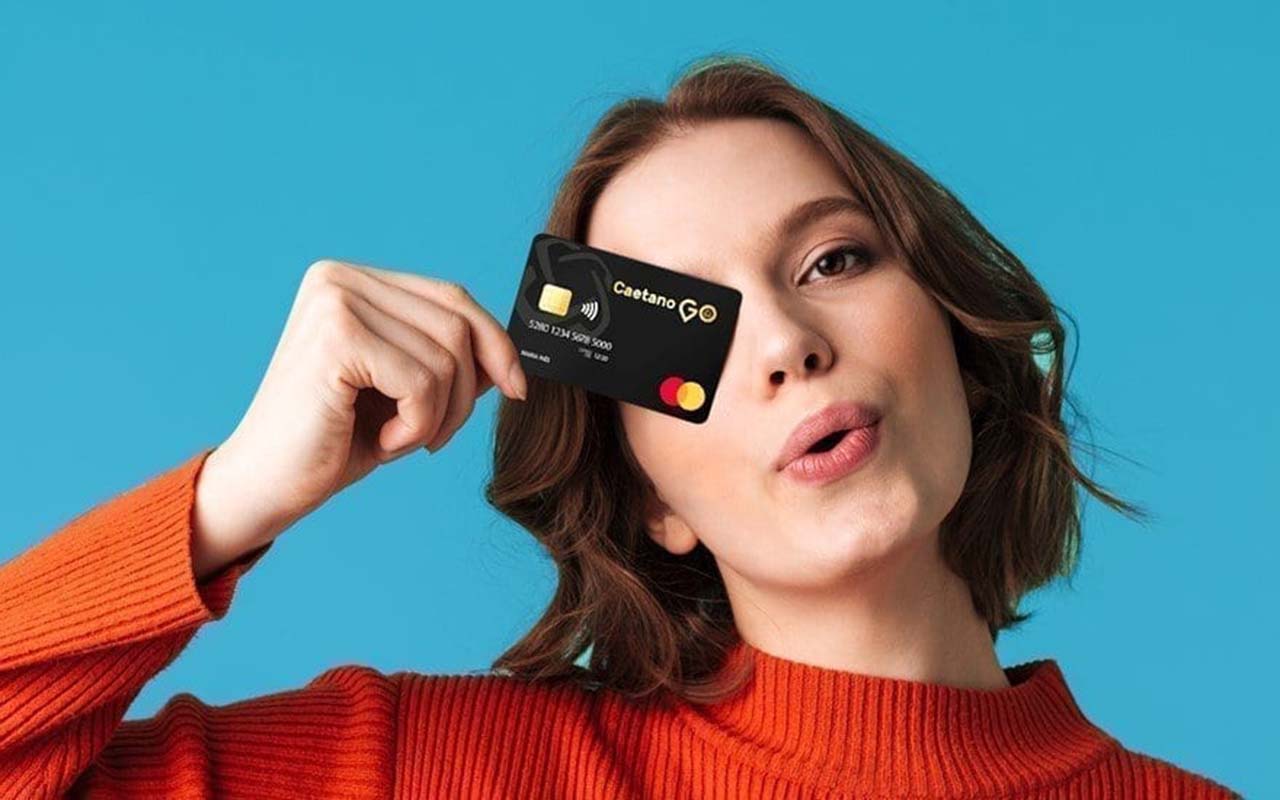 cartão caetano Go rapariga com cartão caetano go