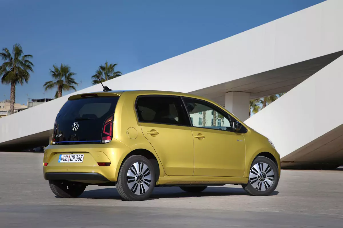 Volkswagen e-up elétricos usados baratos