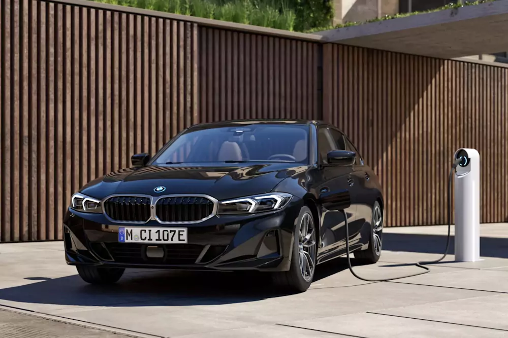 bmw-330e-phev BMW 330e Híbrido Plug-in a carregar