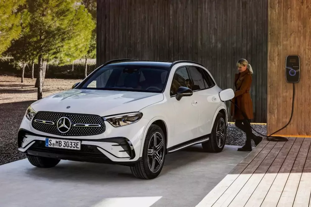 mercedes-glc-phev Mercedes GLC híbrido plug in a carregar