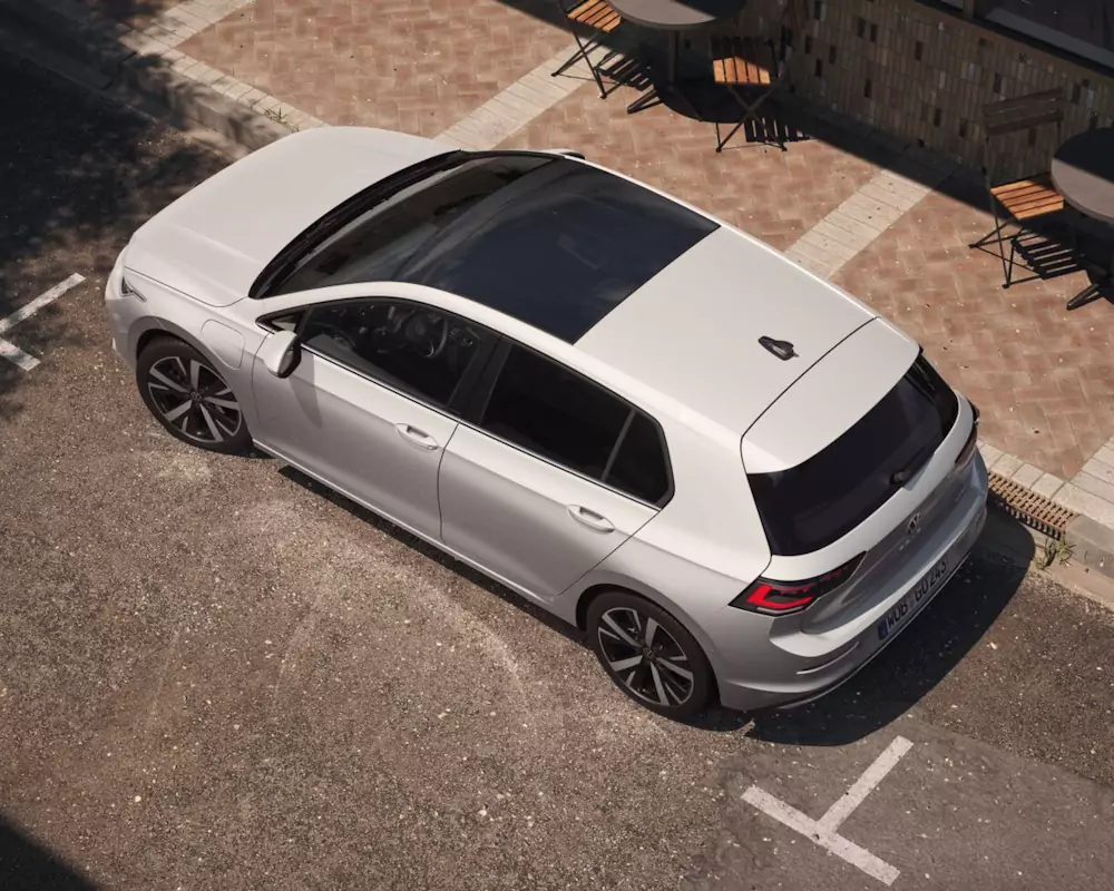 Volkswagen Golf eHybrid a estacionar