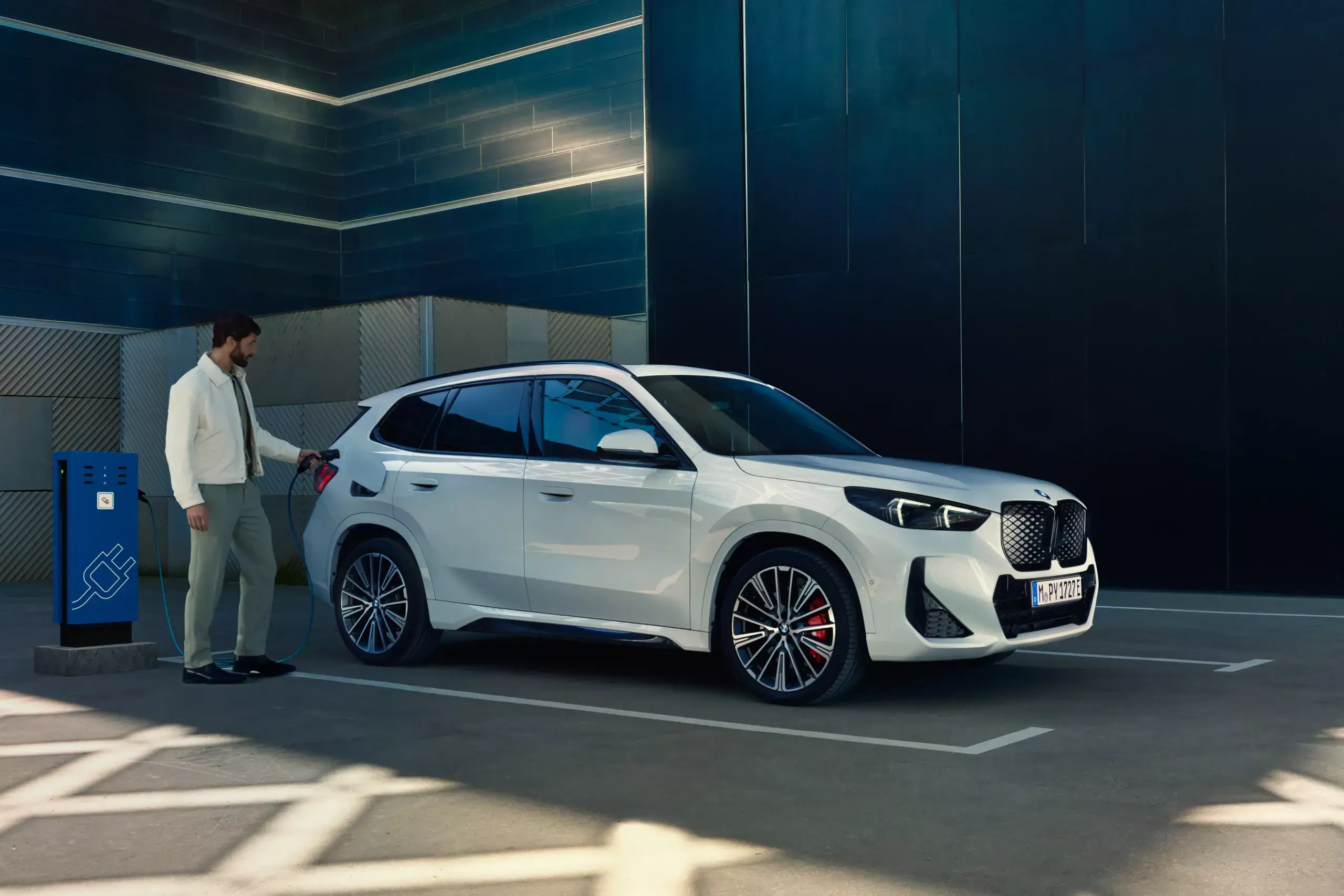 BMW X1 branco a carregar