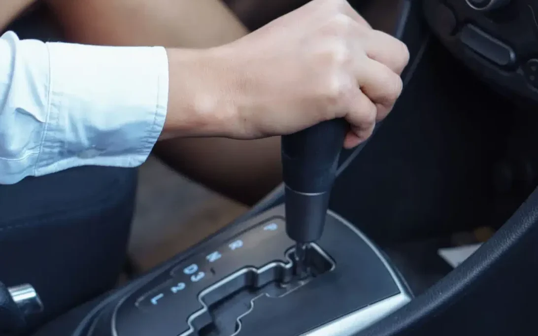 mão no manípulo de velocidades de um carro automático