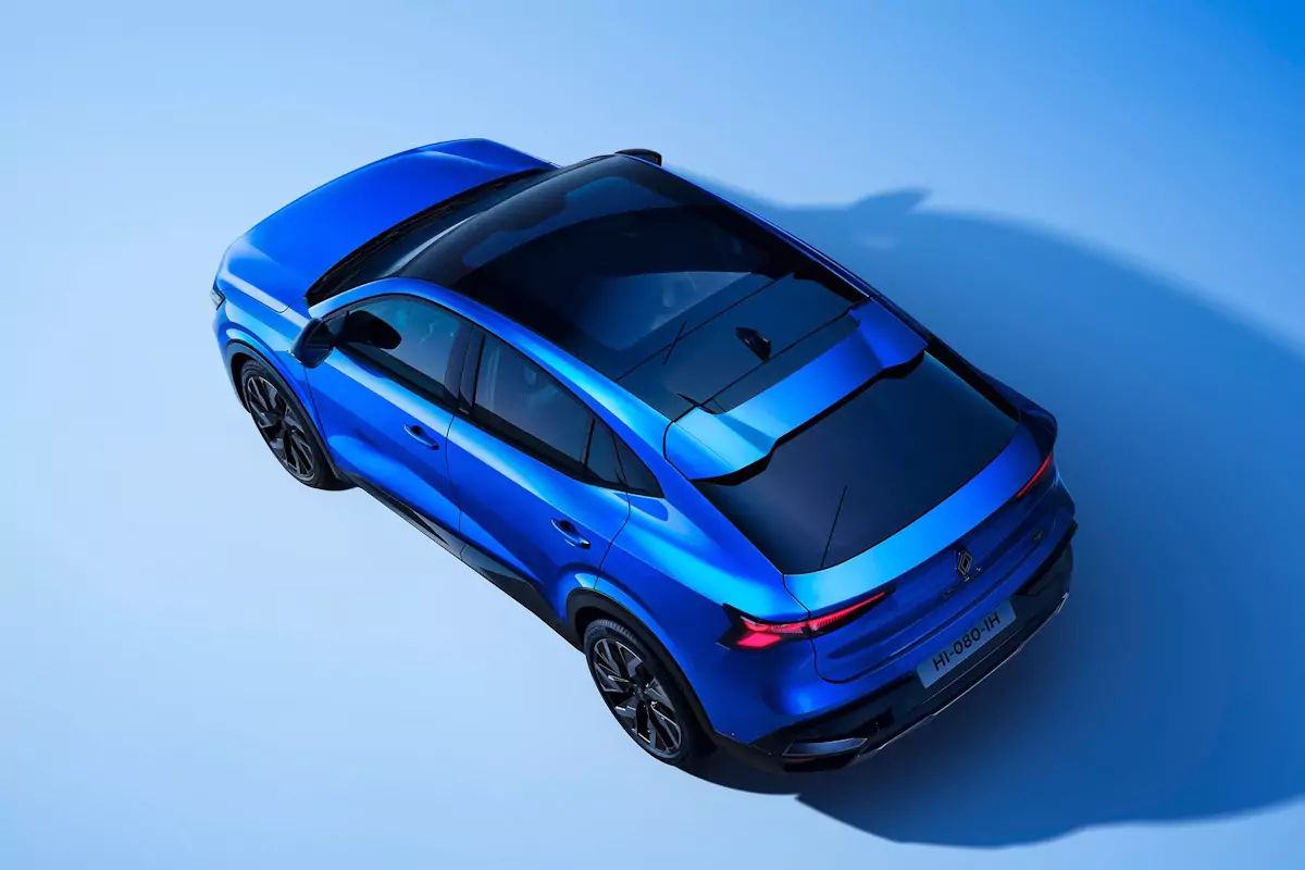 exterior do rafale: suv coupe, teto panoramico