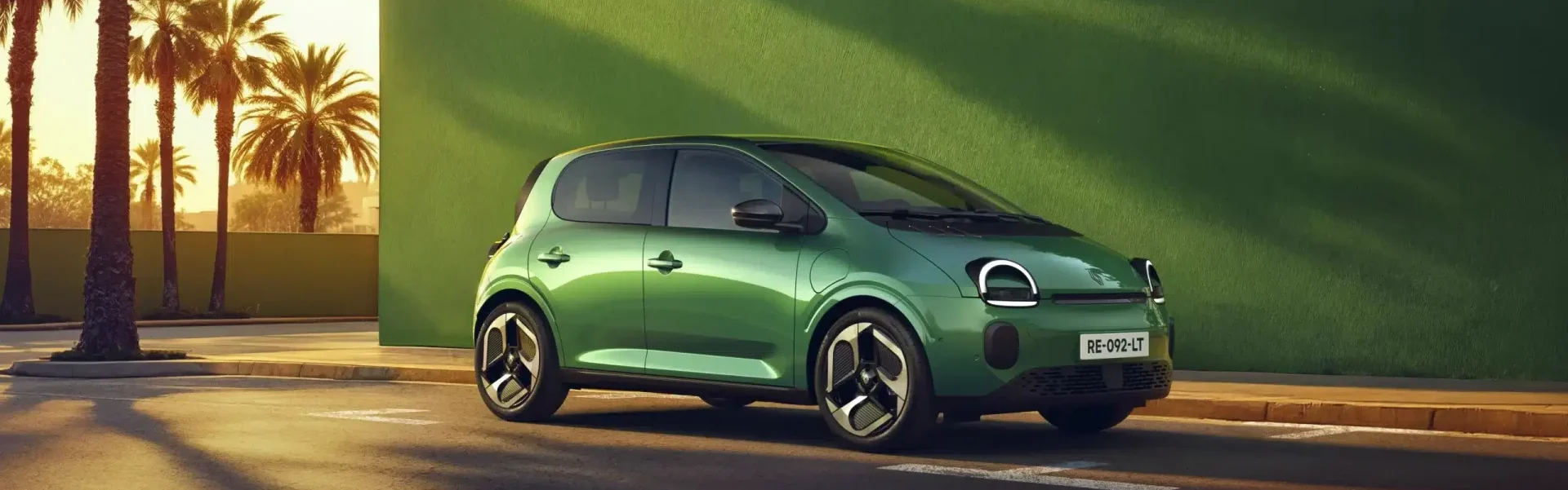 Renault Twingo 2026 verde com palmeiras na paisagem e fundo verde
