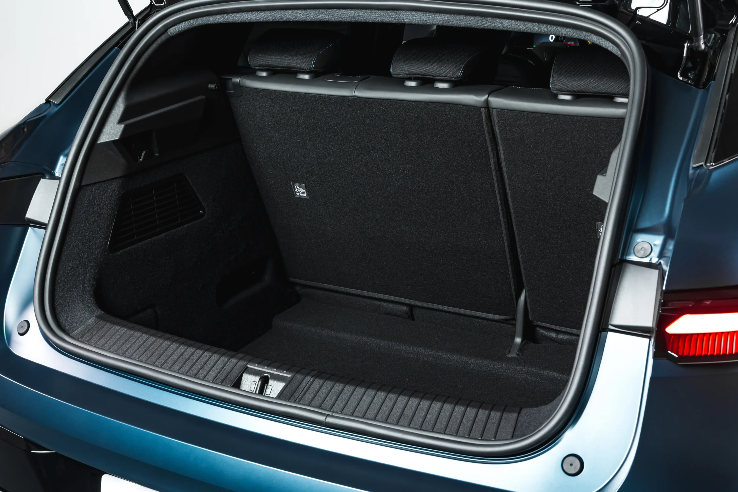 Bagageira do Renault Megane E-Tech elétrico com 440 L de capacidade e banco traseiro rebatível 60/40