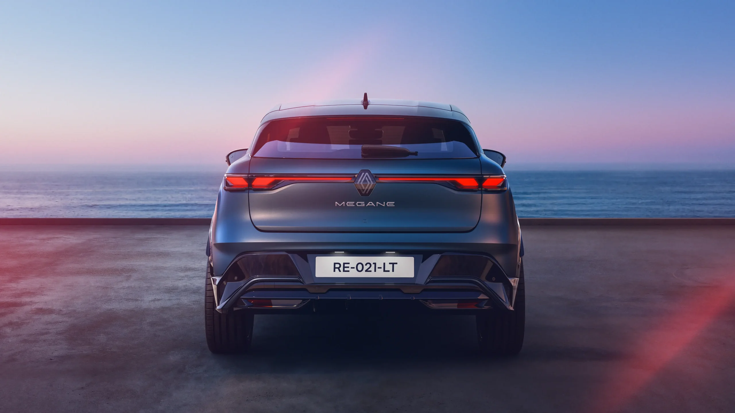 Traseira do Renault Megane E-Tech elétrico com farolins LED com efeito 3D e assinatura luminosa