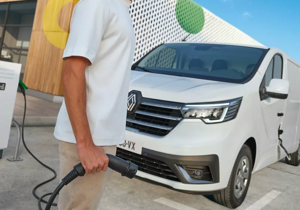 carrinha elétrica Renault a ser carregada