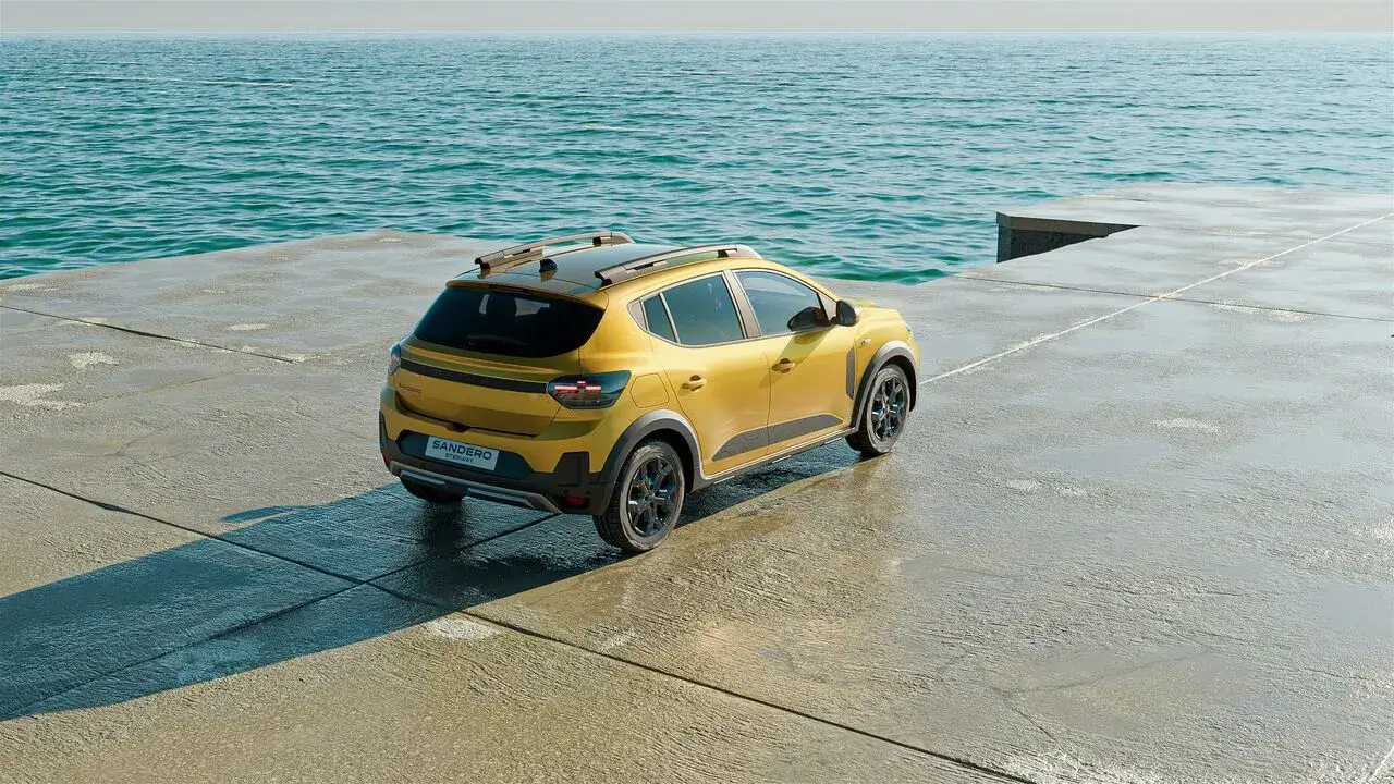 vista traseira do Dacia Sandero Stepway 2026 ao lado do mar