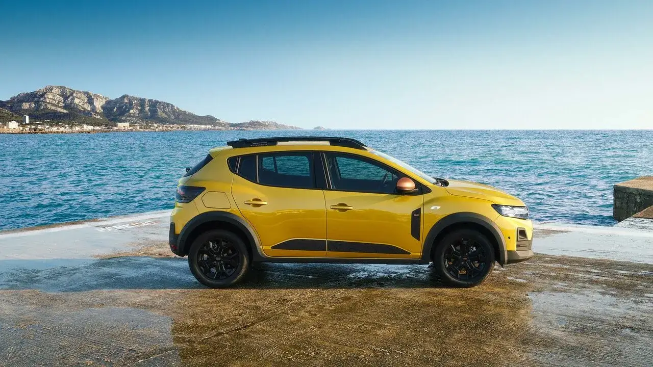 vista lateral do Dacia Sandero Stepway 2026 ao lado do mar
