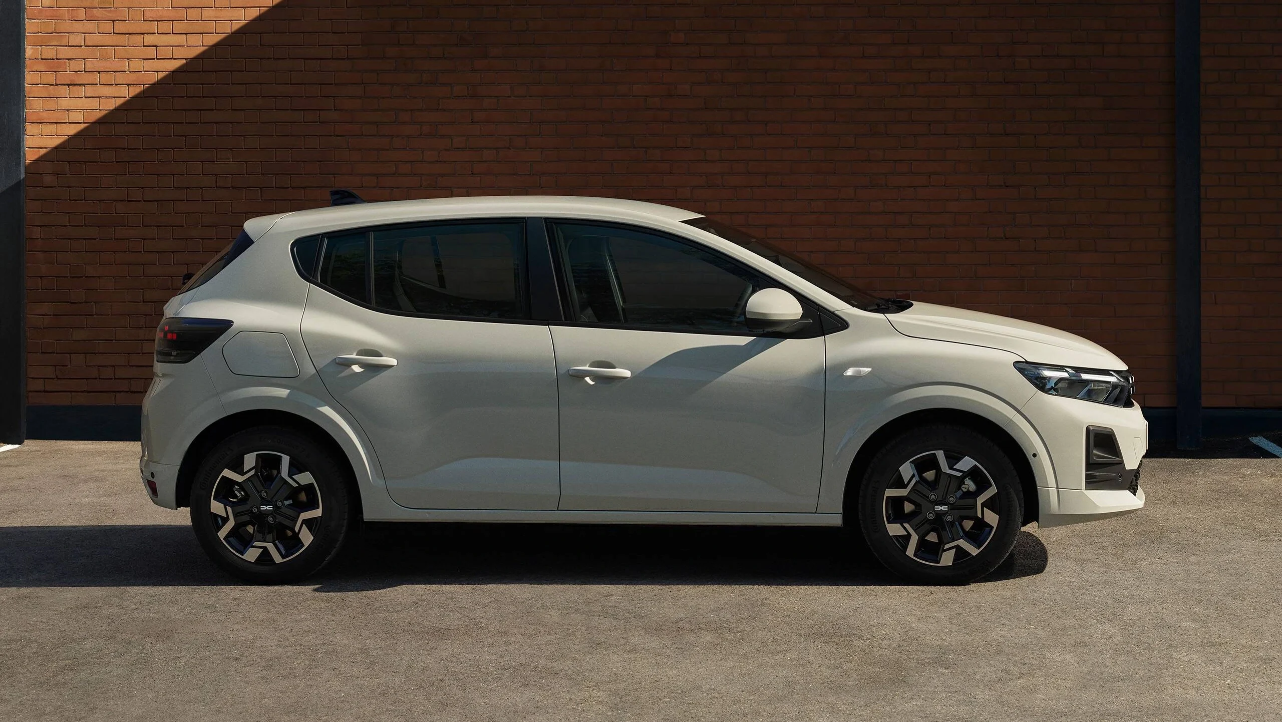 Vista lateral exterior do Dacia Sandero 2026 em branco