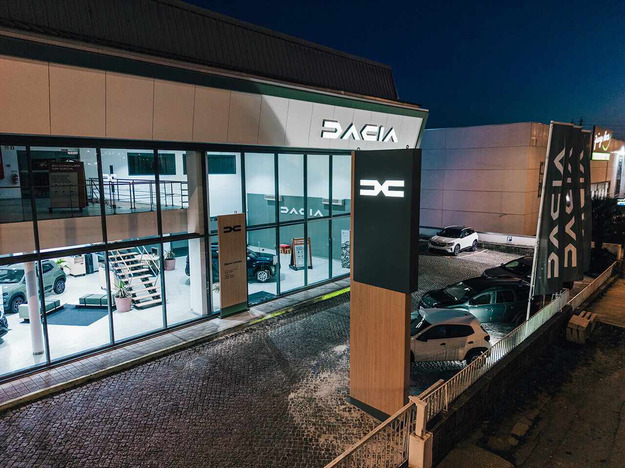 fachada_caetano_formula_dacia fachada_caetano_formula_dacia