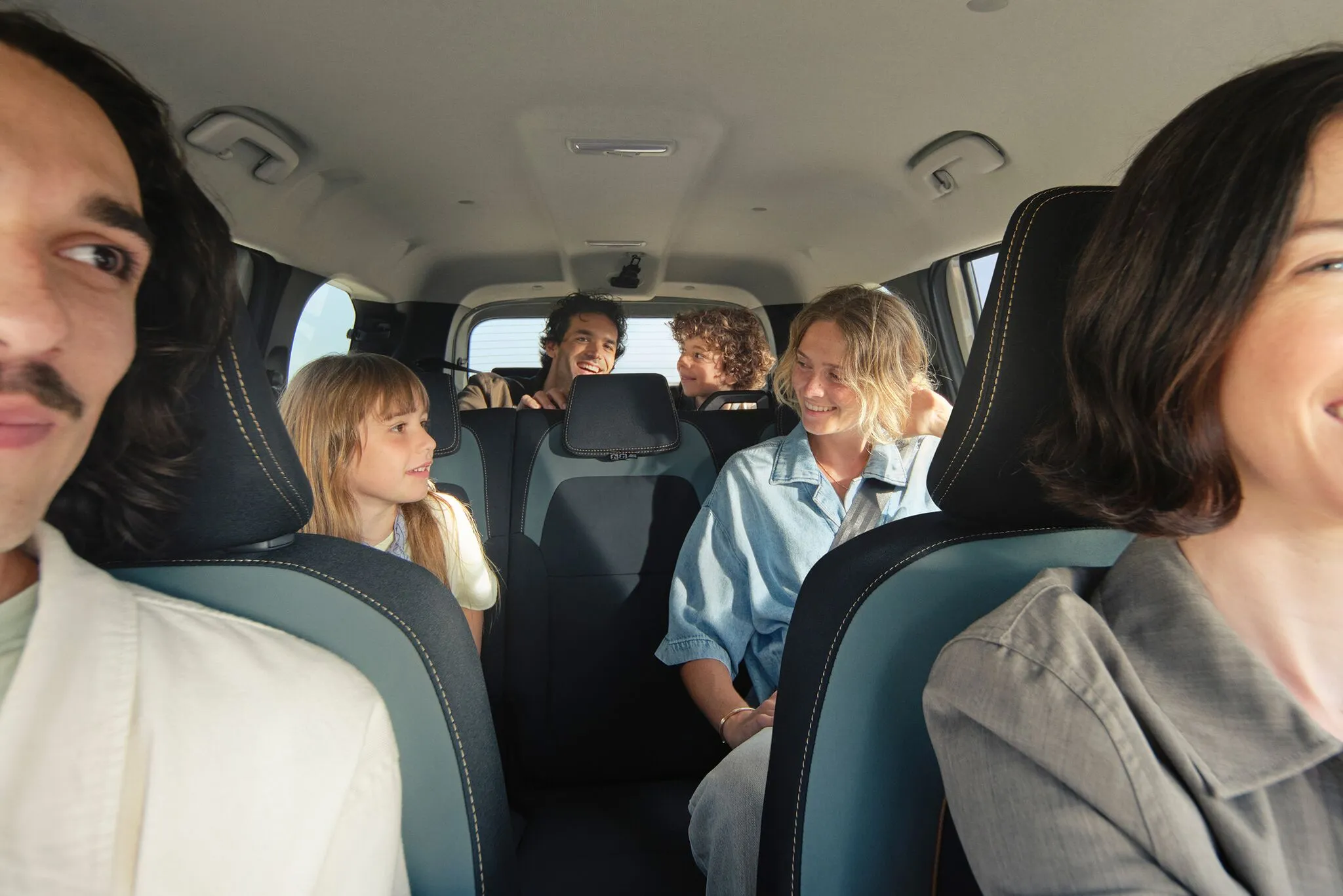 Família de 6 pessoas dentro do Dacia jogger 2026