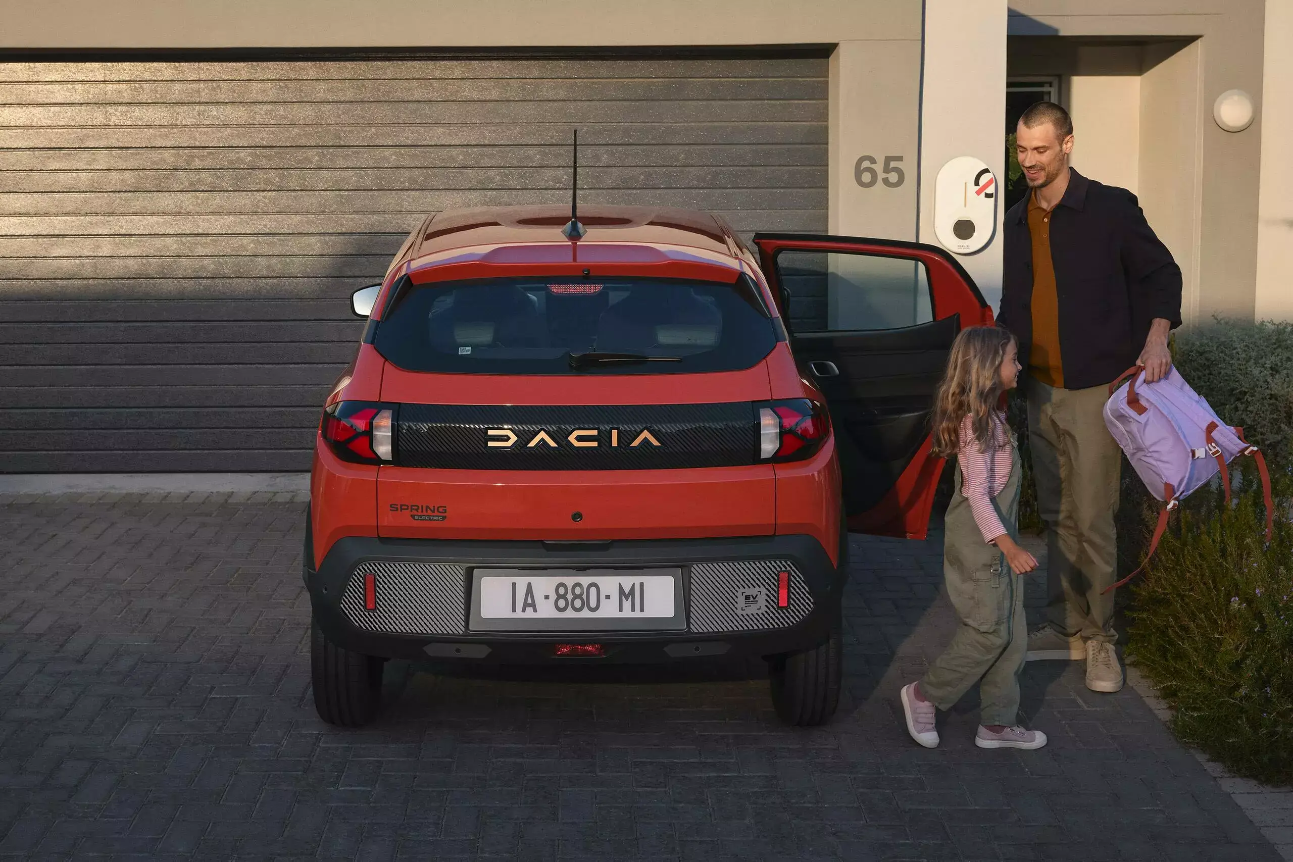 Dacia Spring 2026 com pai e filha a saírem do carro
