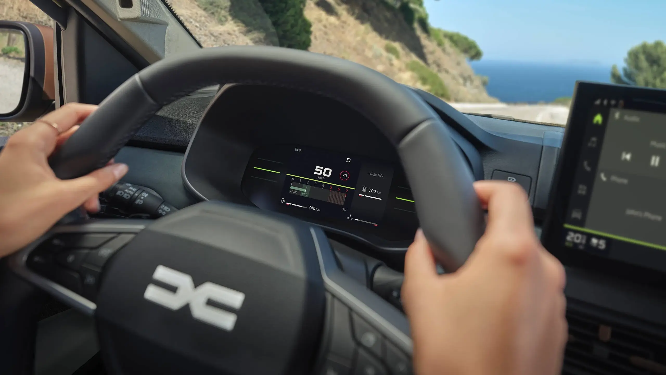 mãos no volante do dacia logan