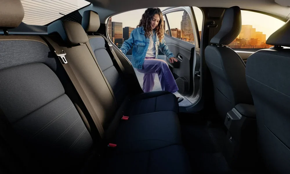 criança a entrar para a parte de trás do Dacia Logan 2026