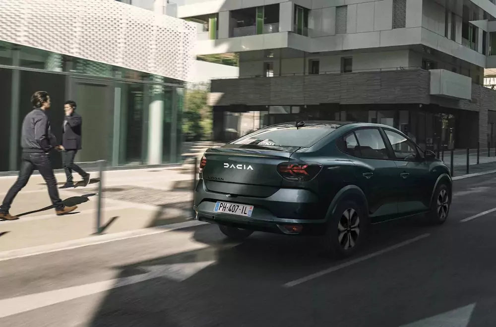 novo-dacia-logan novo Dacia Logan 2024 por trás
