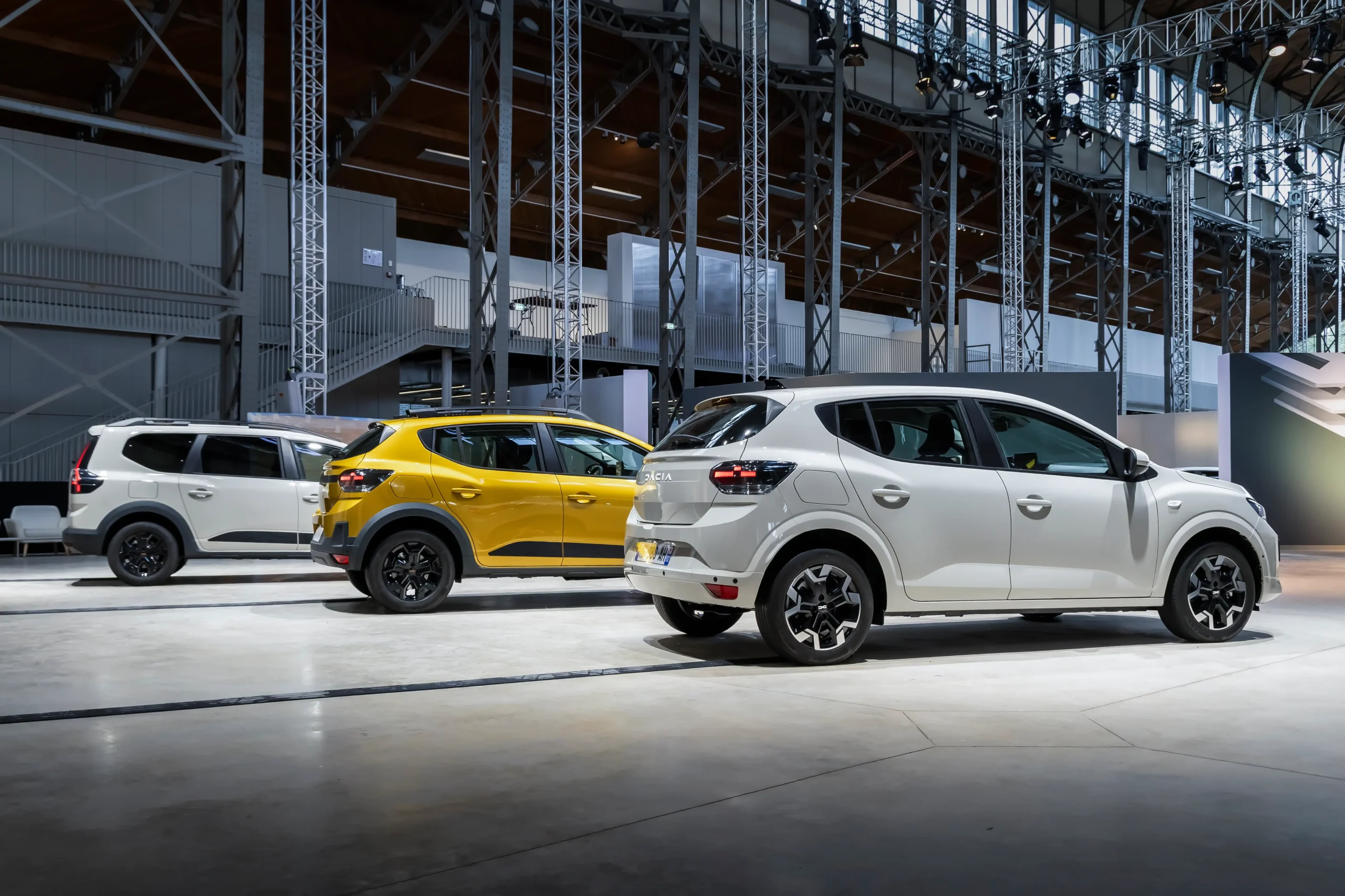 Dacia Sandero, Dacia Sandero Stepway e Dacia Jogger lado a lado na apresentação oficial da marca vistos de trás