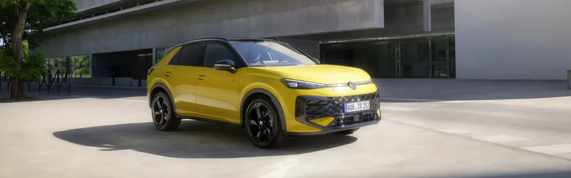 Volkswagen T-Roc 2025 amarelo visto de frente e lado
