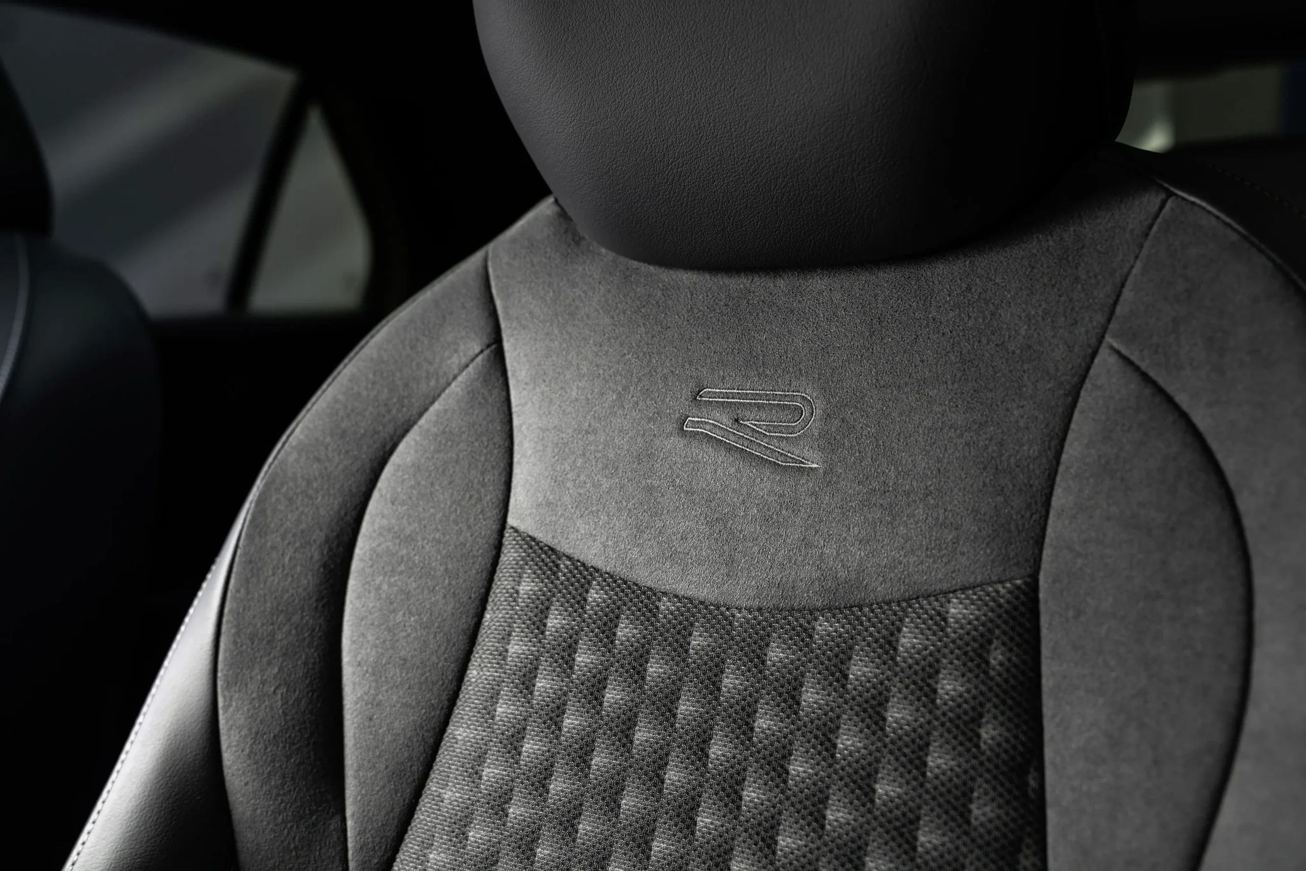 banco com a indicação R-Line do Volkswagen T-Roc 2025