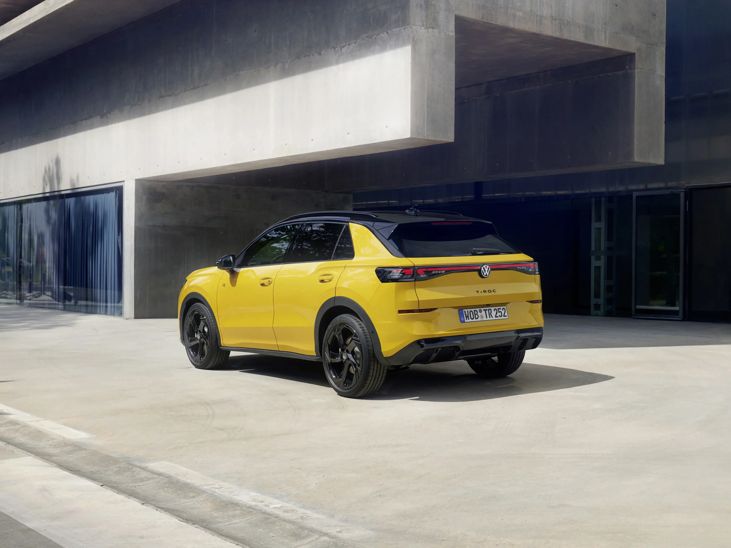 Volkswagen T-Roc 2025 amarelo visto de traseira