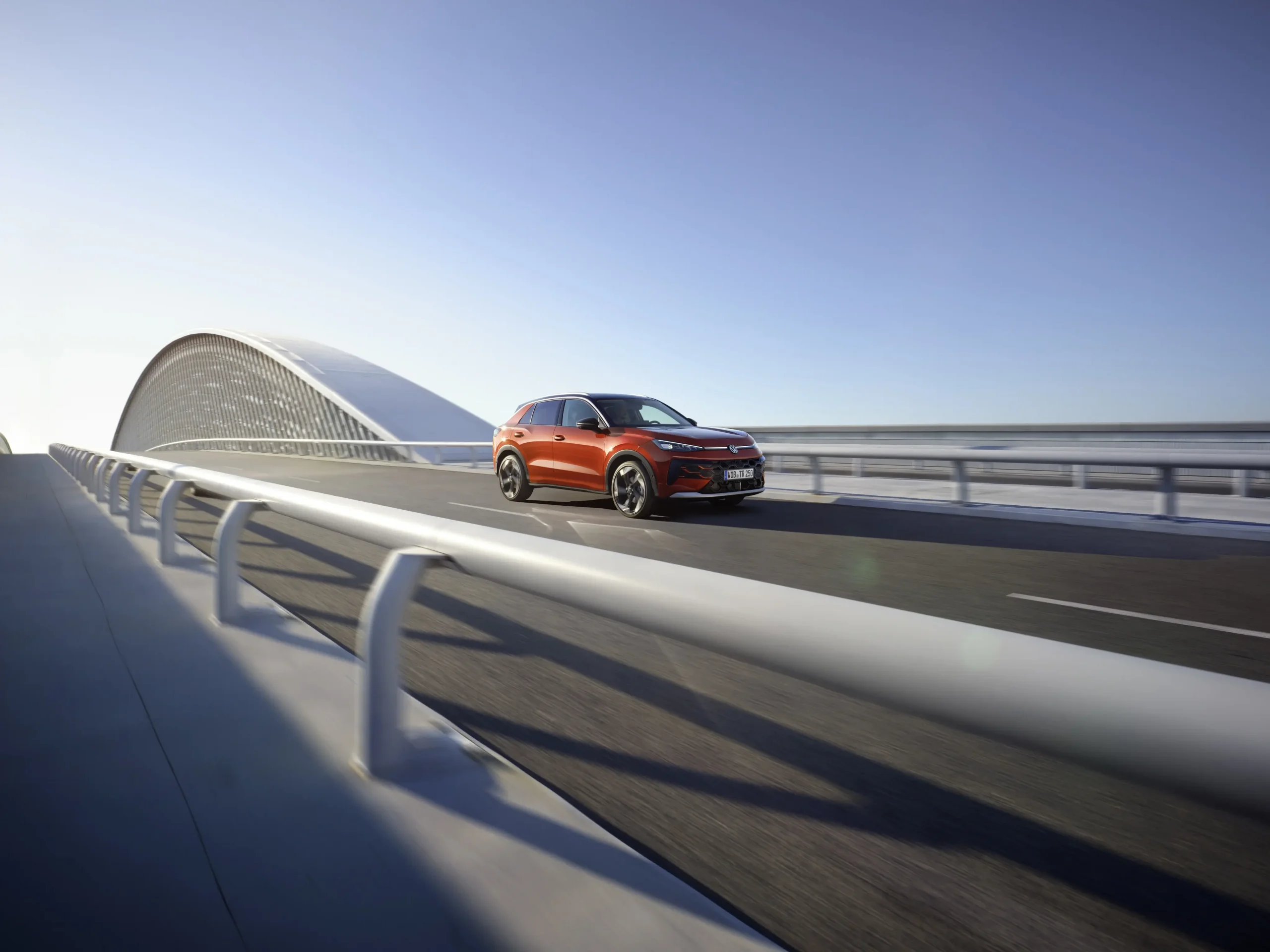 Volkswagen T-Roc 2025 vermelho visto numa ponte