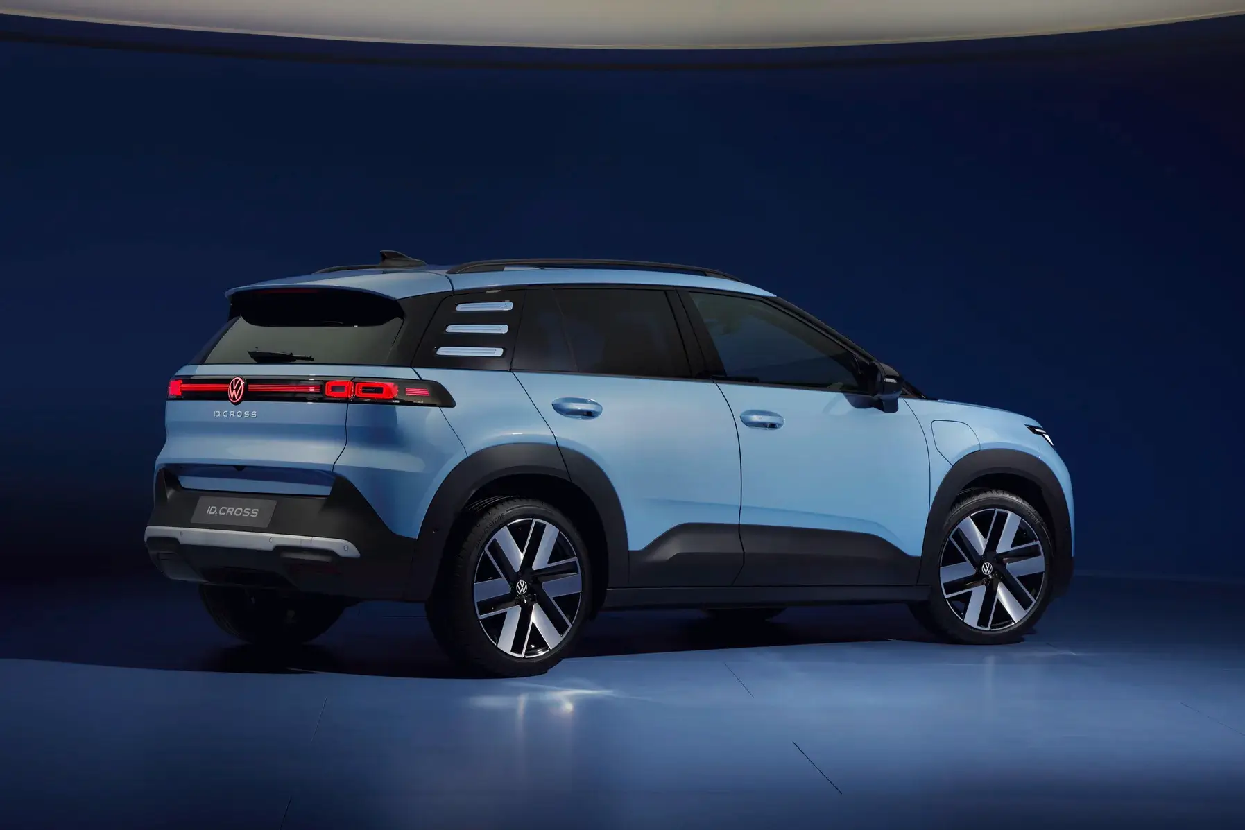 ID_Cross_2 Novo Volkswagen ID Cross visto de 3/4 de traseira