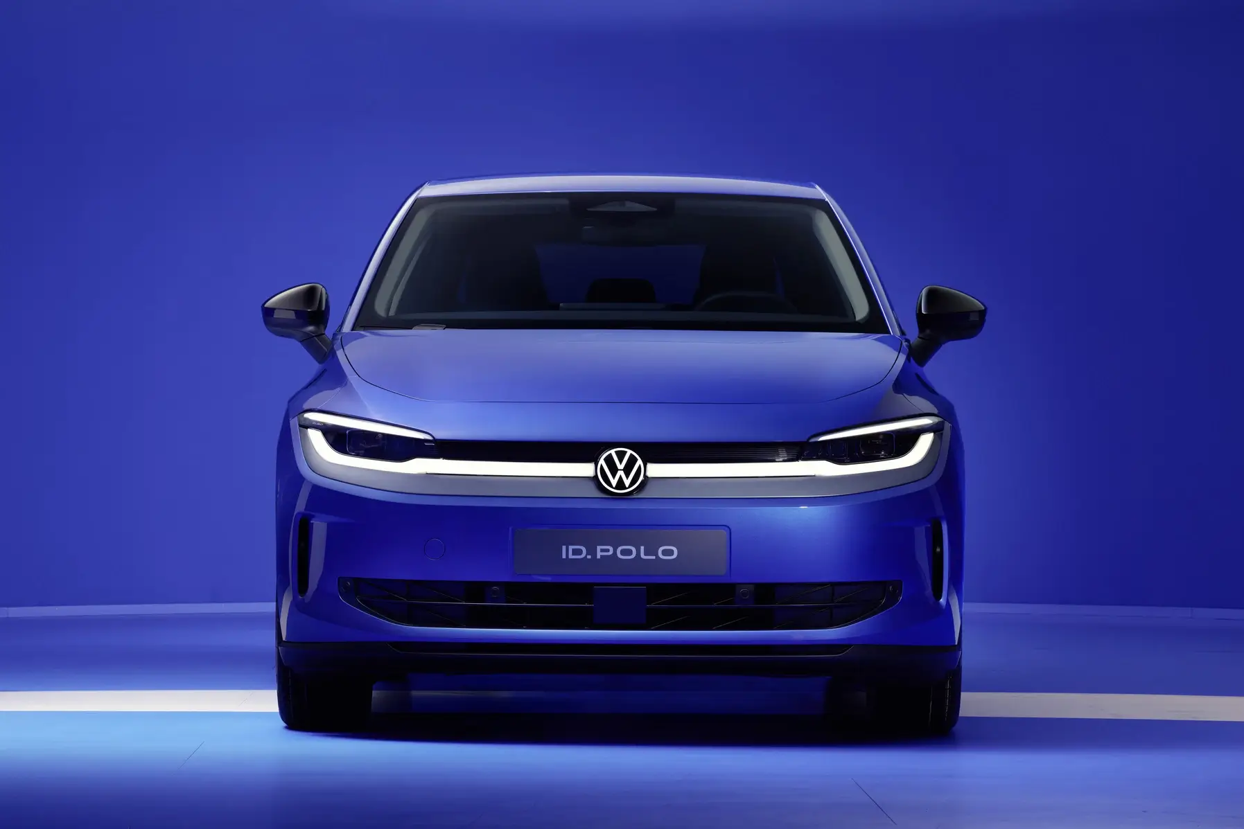 id.polo-6 Volkswagen ID.Polo azul de frente num estúdio