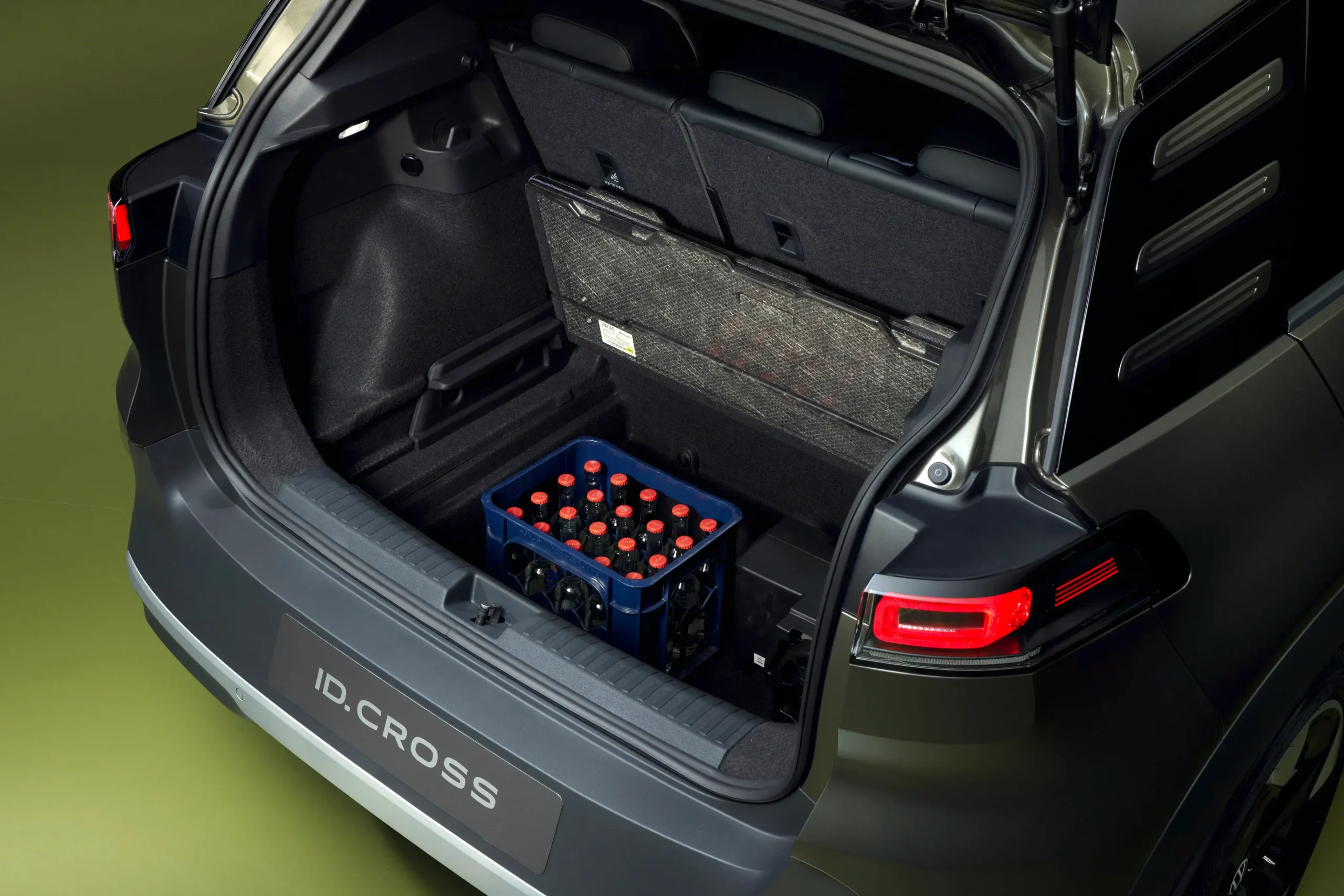 Bagageira do Volkswagen ID. Cross aberta com produtos dentro