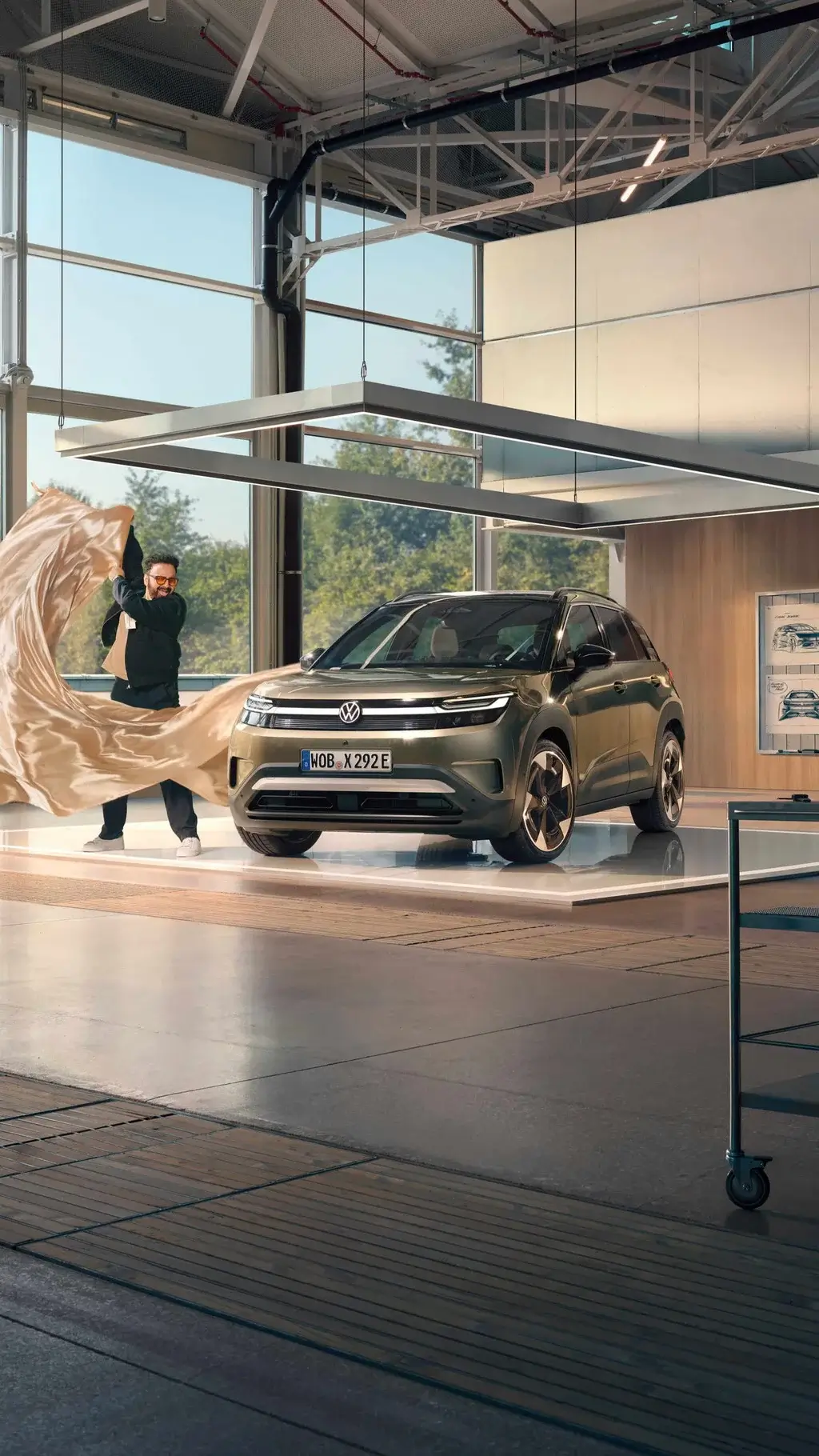 Homem a retirar um lençol e a revelar o novo Volkswagen ID.Cross