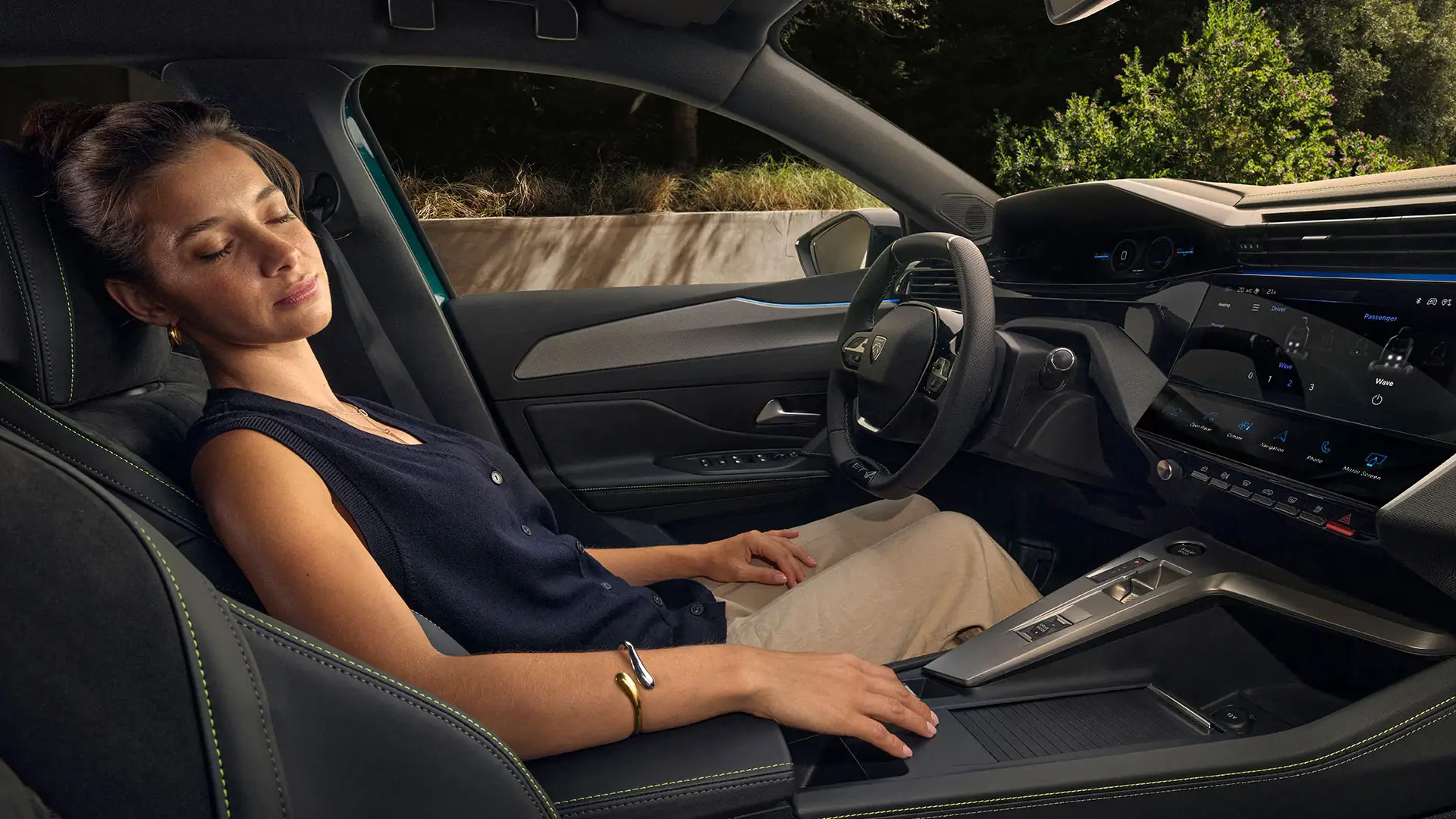 Mulher sentada no interior do novo Peugeot 308 2025