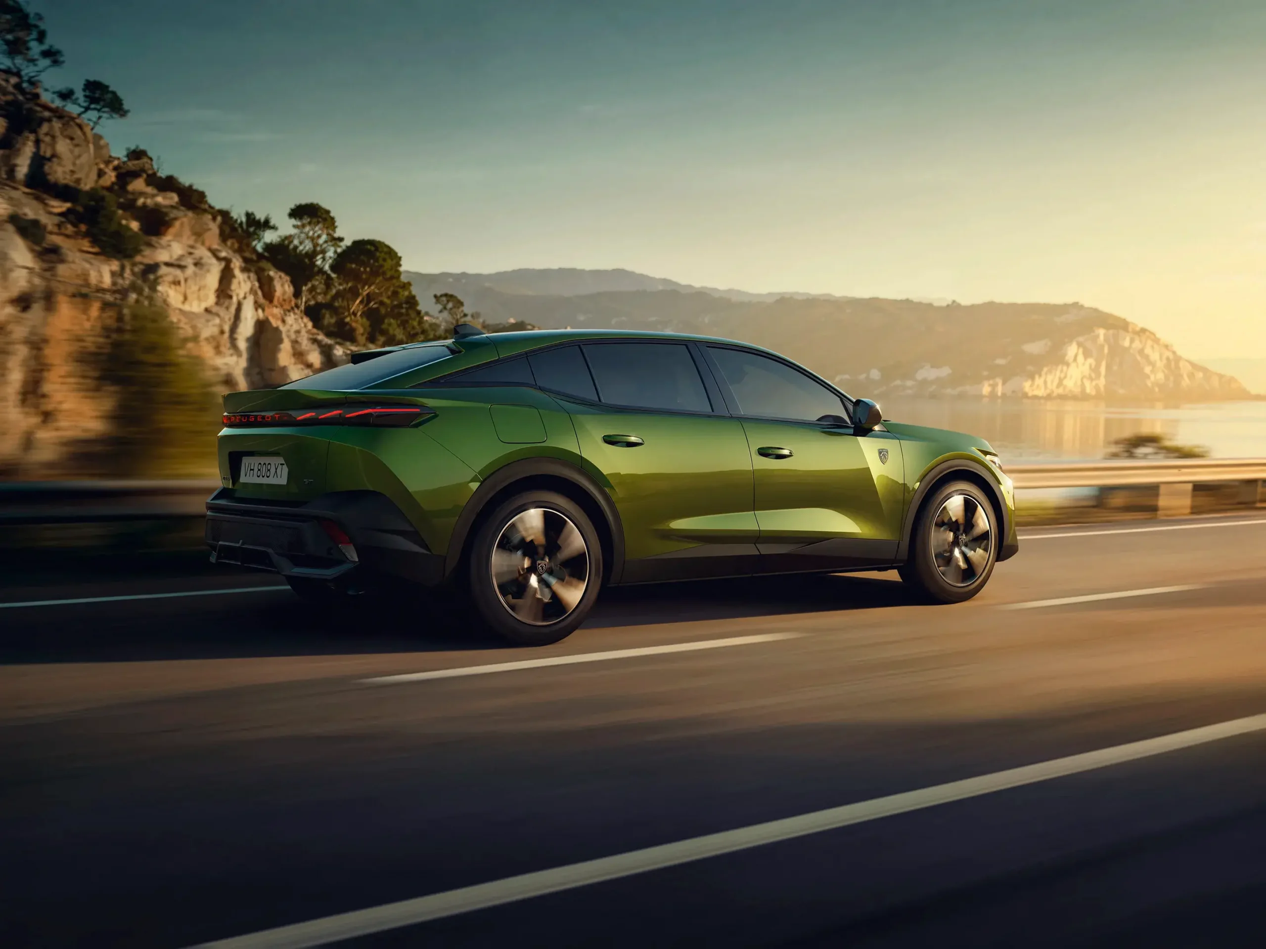 Peugeot 408 híbrido 2026 visto de lado