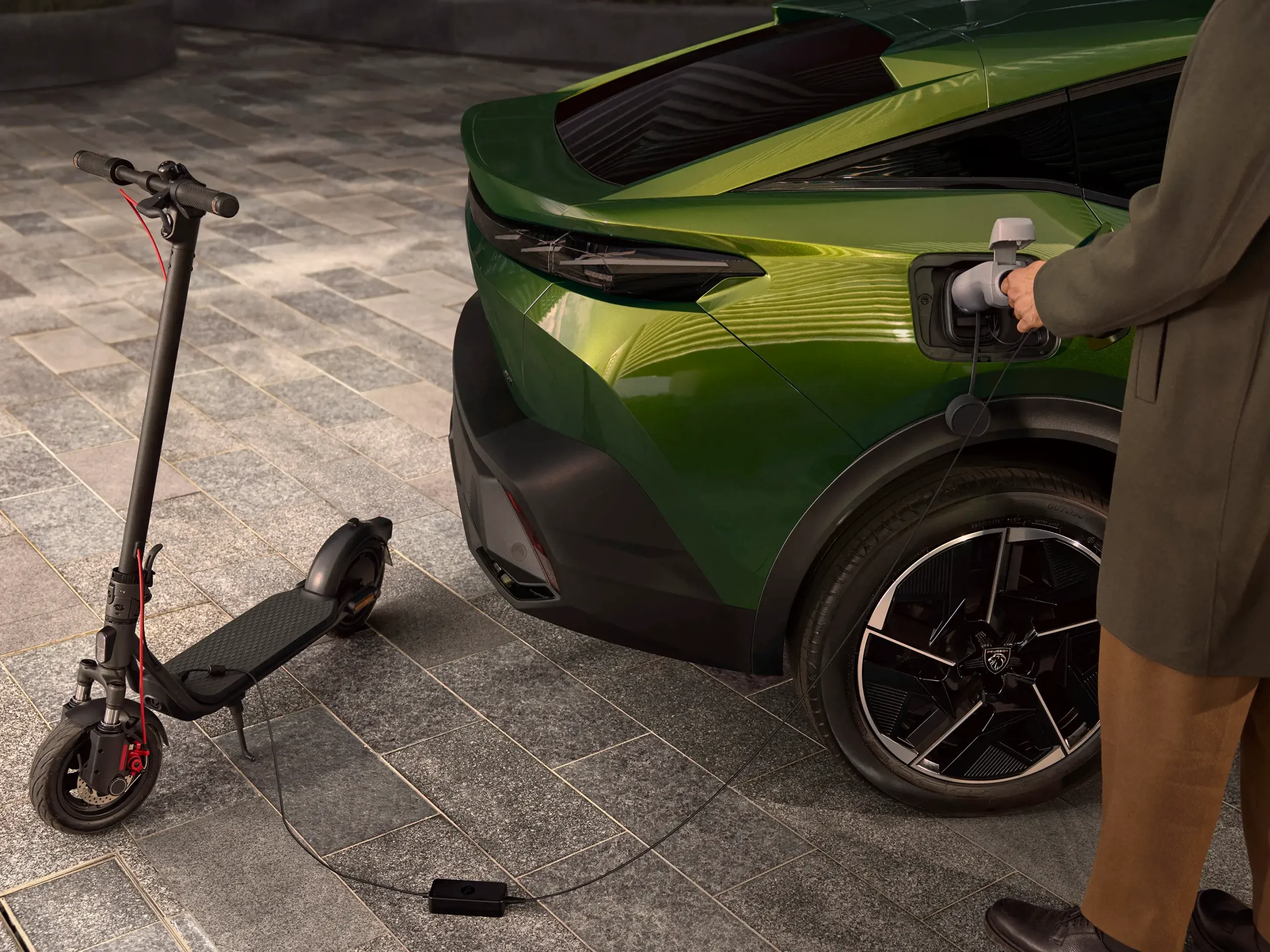 Novo Peugeot E-408 a carregar