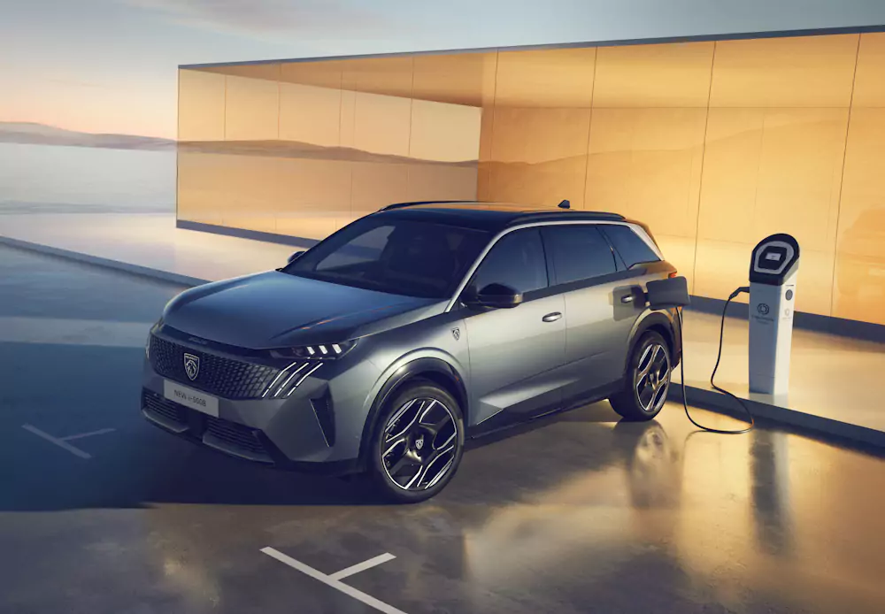 5008-carregar Peugeot e-5008 a carregar