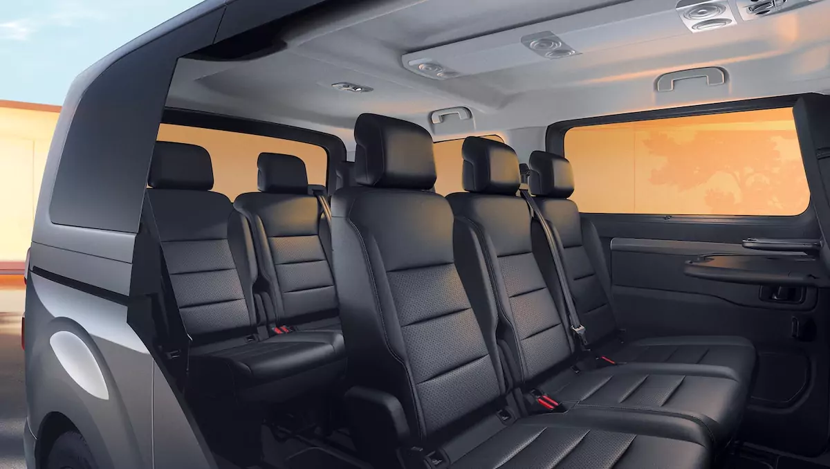 interior da carrinha traveller de 9 lugares