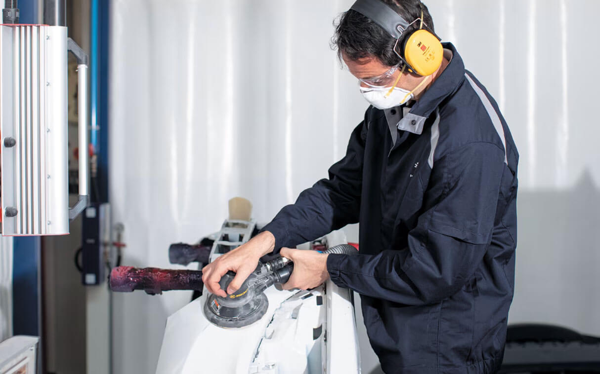 Chapa de Peugeot a ser arranjada depois de acidente - serviços de após venda e oficina Peugeot