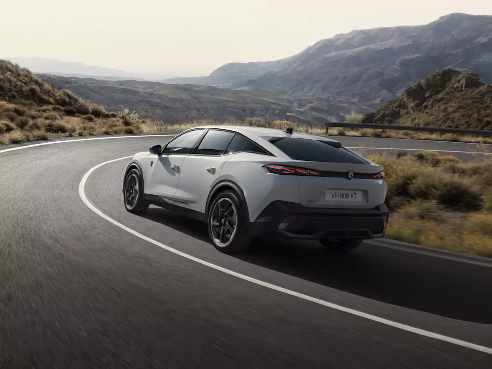 Peugeot e-408 na estrada