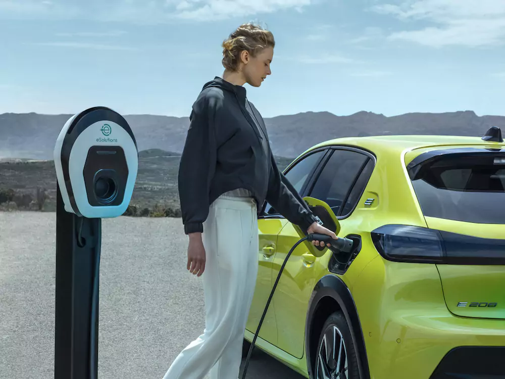 Peugeot 208 elétrico a carregar