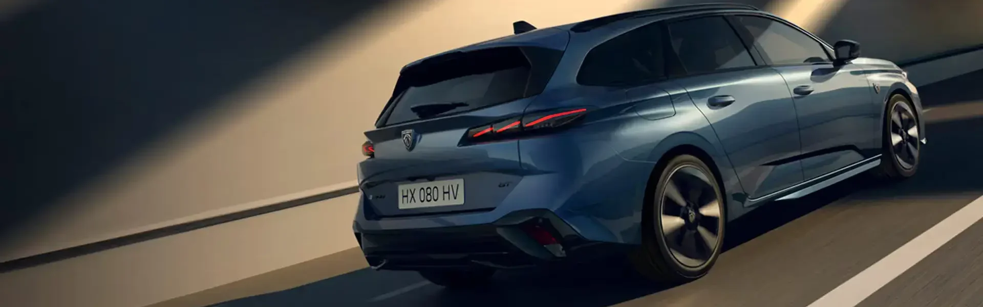 Peugeot E-308 SW visto de traseira e lateral