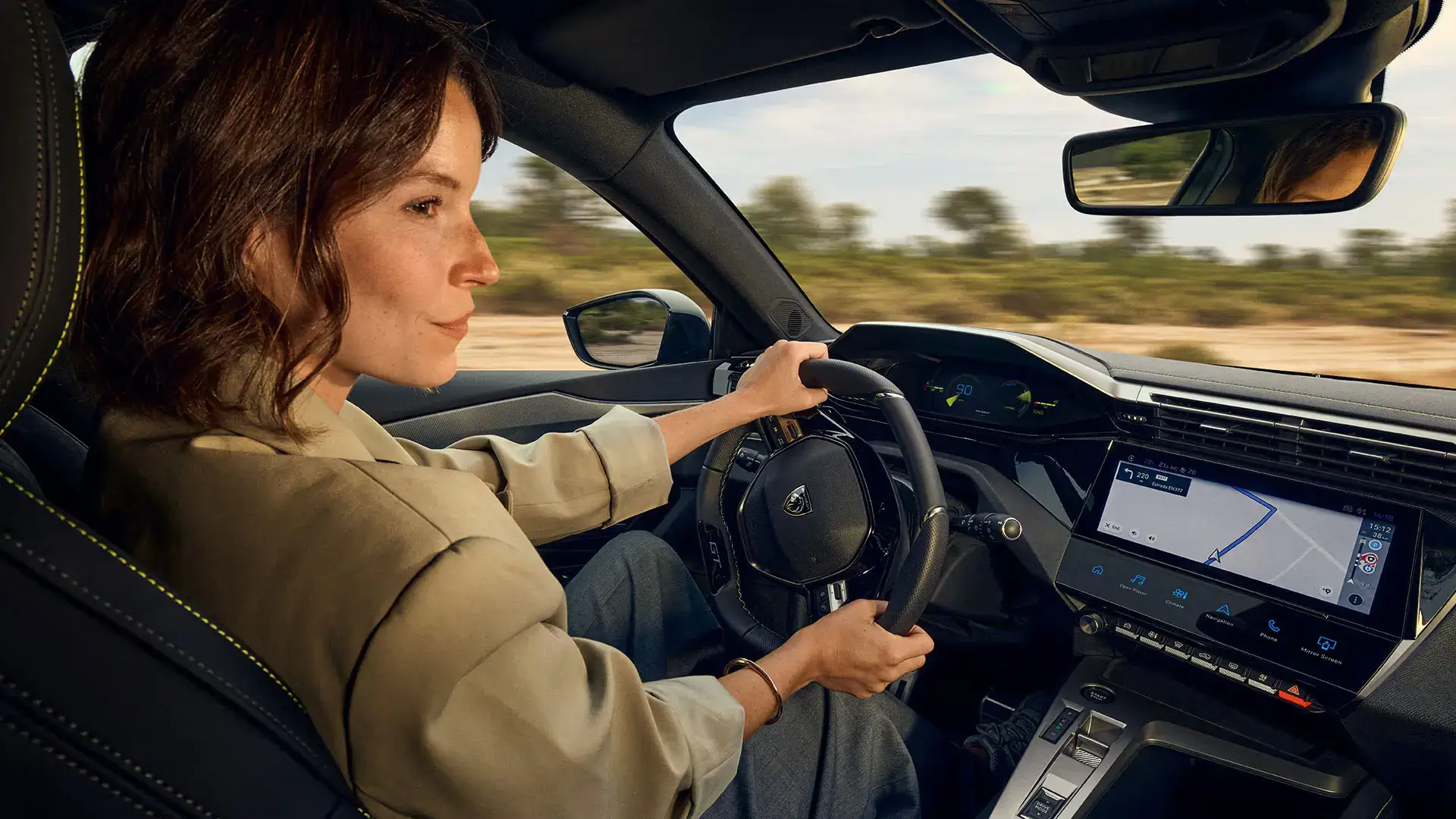 mulher a conduzir com vista do interior do novo Peugeot E-308 SW
