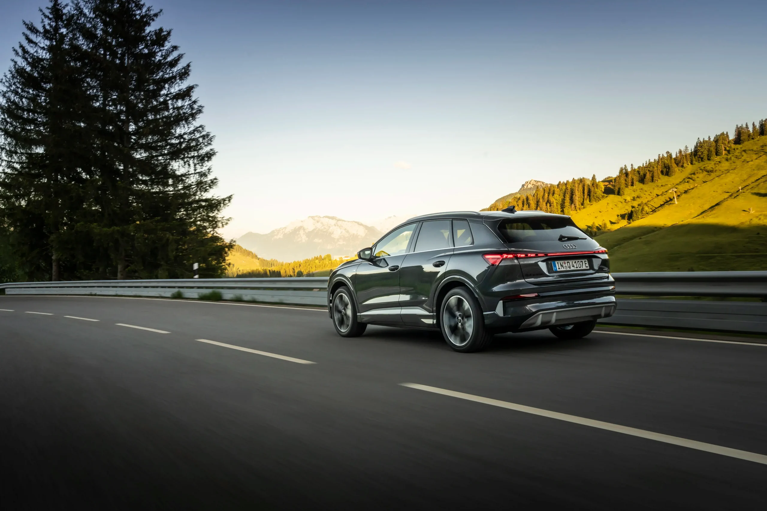 Novo Audi Q4 e-tron visto de traseira a andar na estrada