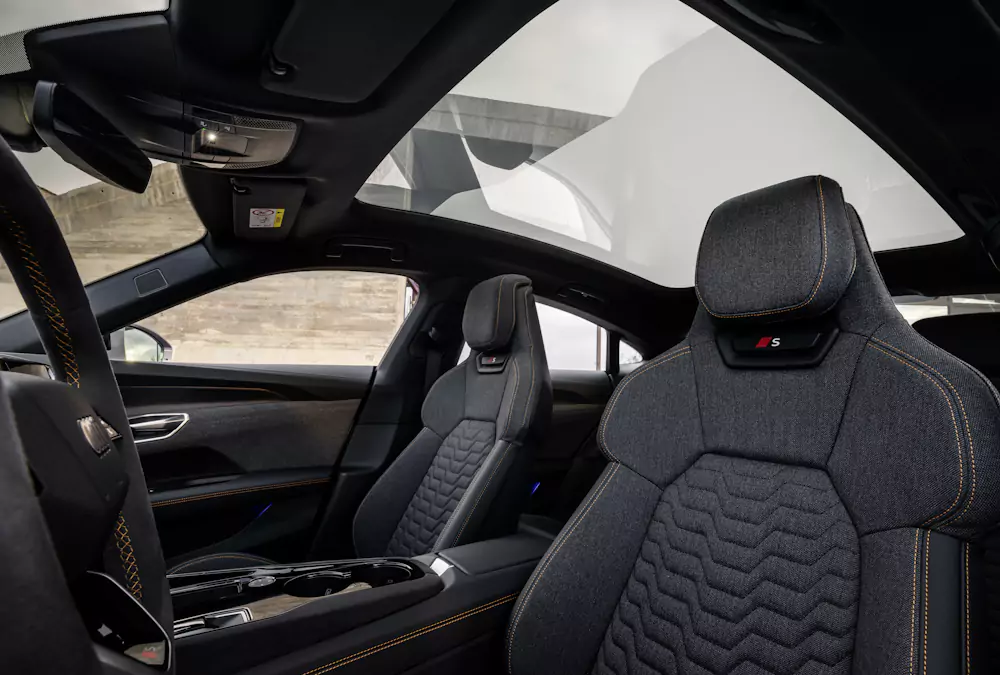 interior-audi-etron bancos e teto panorâmico interior do audi e tron gt