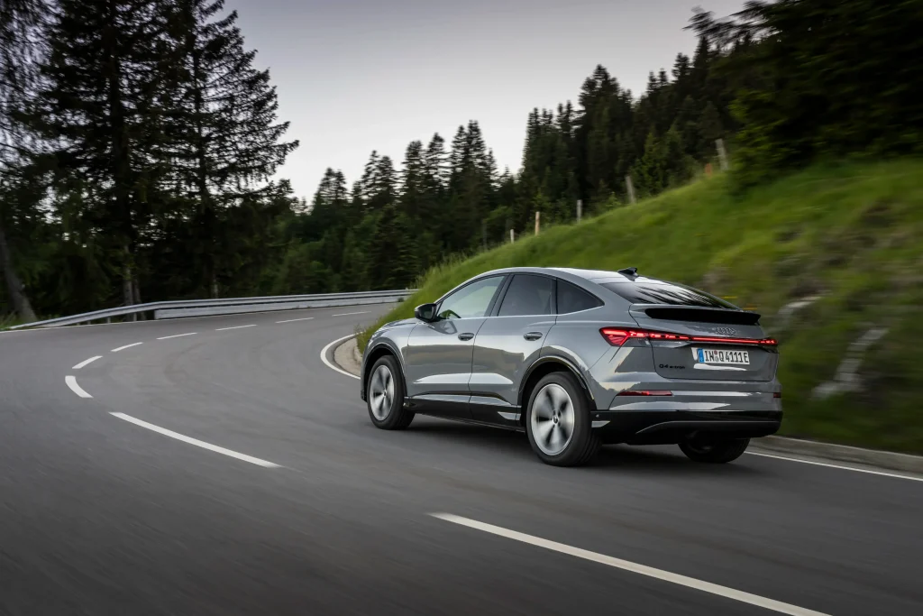 Novo Audi Q4 e-tron Sportback visto de traseira a andar na estrada