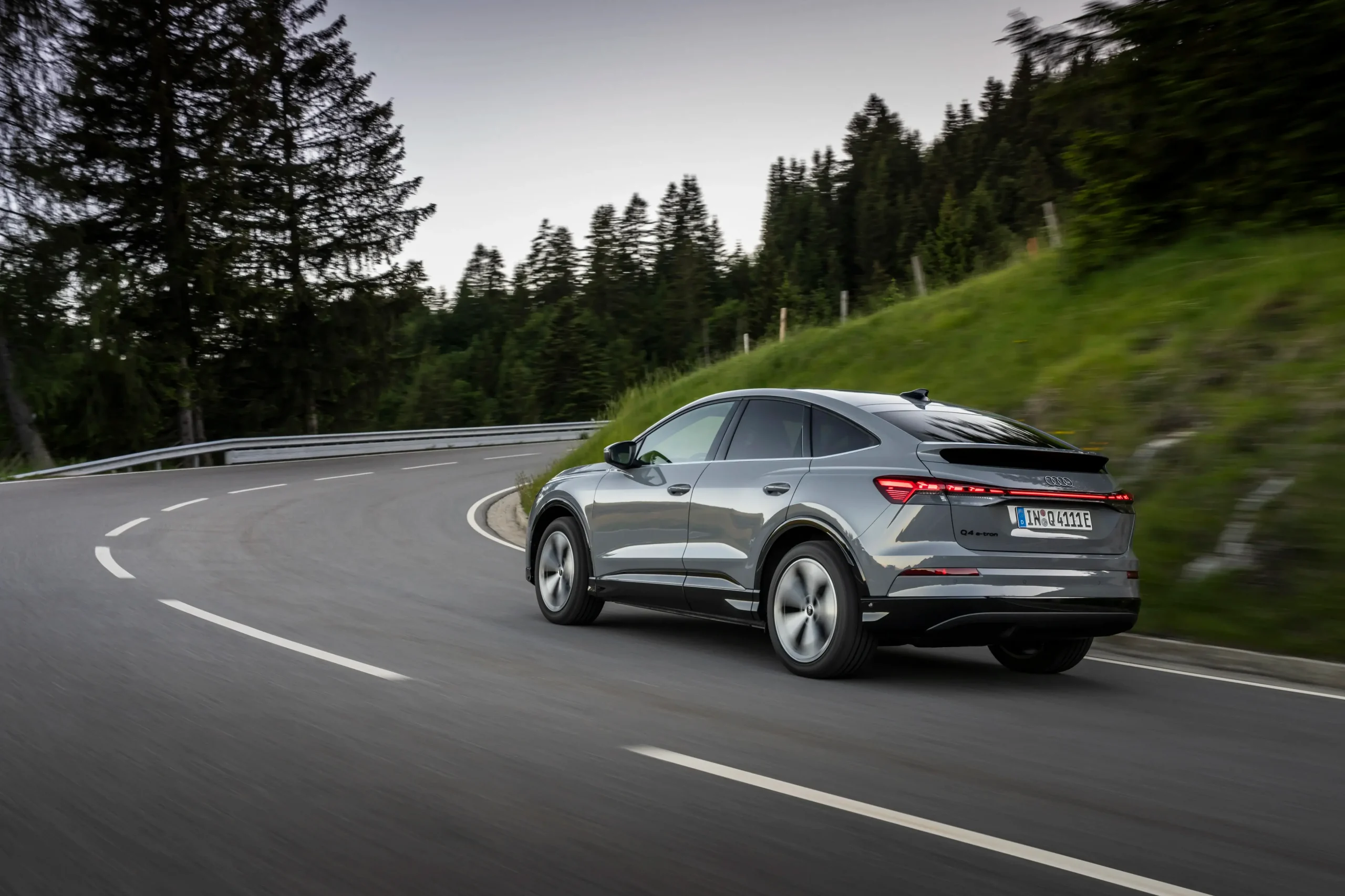 Novo Audi Q4 e-tron Sportback visto de traseira a andar na estrada
