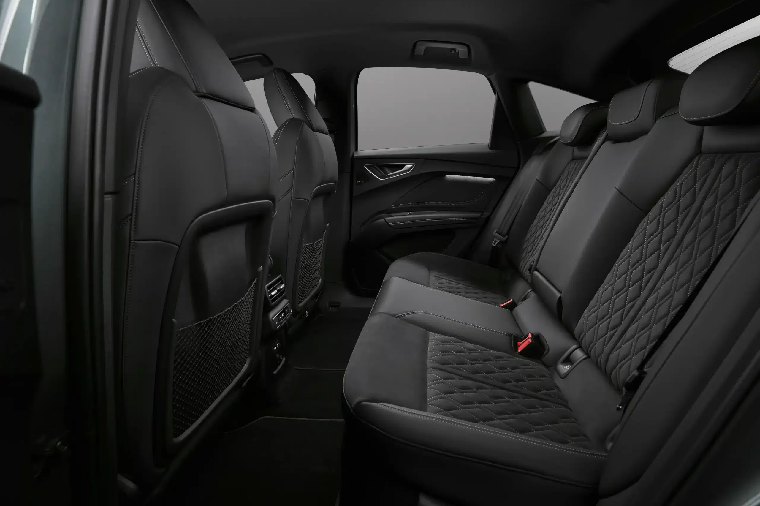 Vista interior dos bancos de trás do Audi Q4 e-tron Sportback