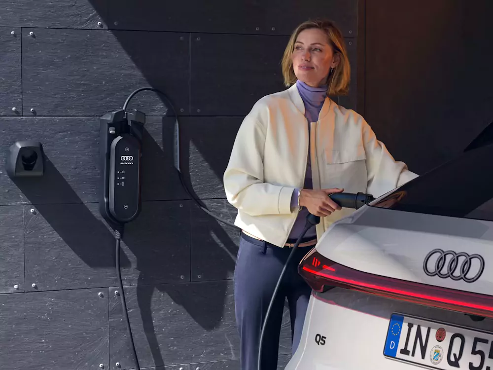 audi-q5-plug-in mulher a carregar Audi Q5 plug-in