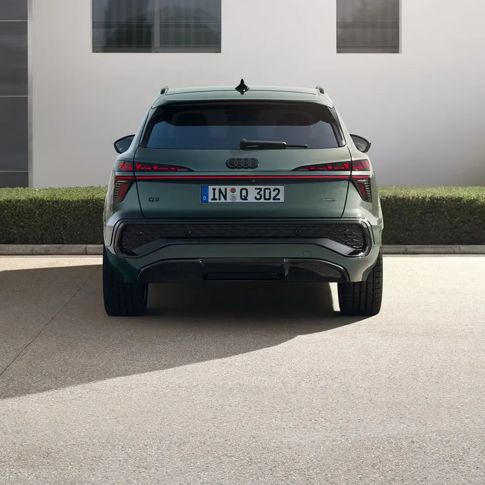 Novo Audi Q3 na cor verde salva visto de trás
