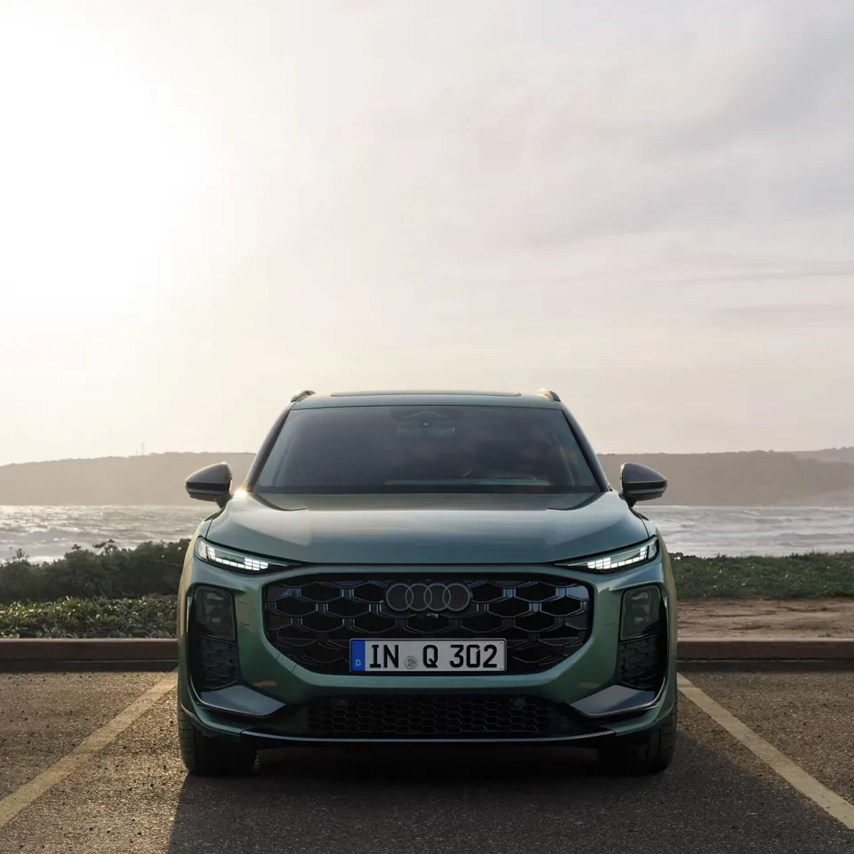 Novo Audi Q3 na cor verde salva visto de frente