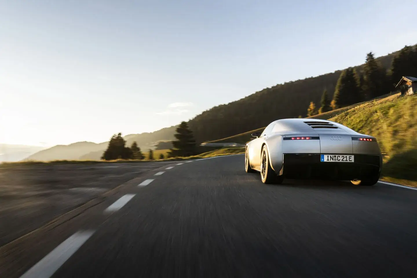 Audi Concept C visto de trás a andar na estrada